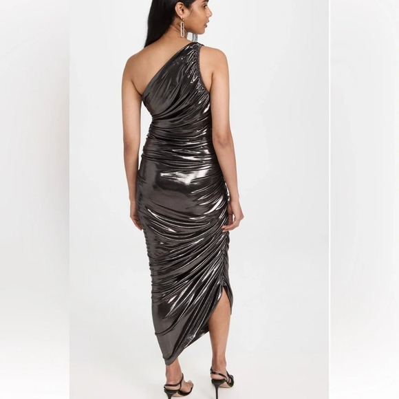 Norma Kamali

Diana Metallic Ruched One-Shoulder Gown - Picture 7 of 15